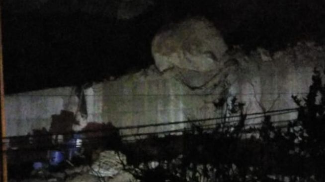 Una roca amenaza con caer en la vía Estambul – Guamal