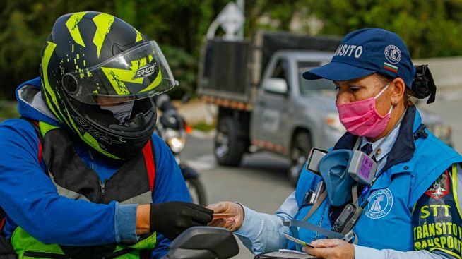 Un motociclista agredió a dos mujeres agentes de tránsito en Manizales