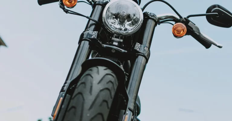 Una motociclista se accidentó en la avenida Paralela