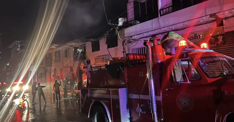 Bomberos de Manzanares controlaron incendio estructural que afectó tres locales
