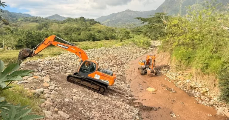 Inician obras con maquinaria amarilla en zonas afectadas por las lluvias en Supía
