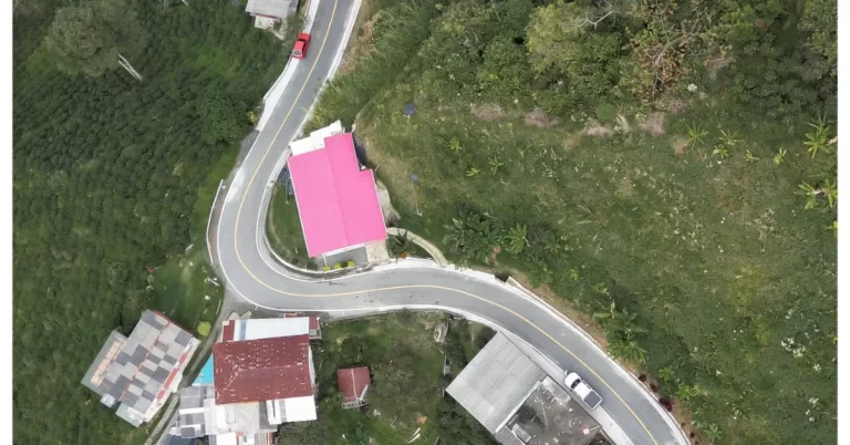 Alcaldía de Manizales entregó cuatros tramos viales y mejoras a la cancha de la vereda El Arenillo